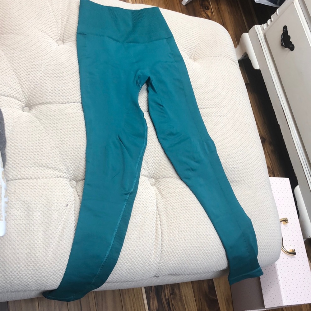 Lululemon leggings like new size 2 green tummy control model.